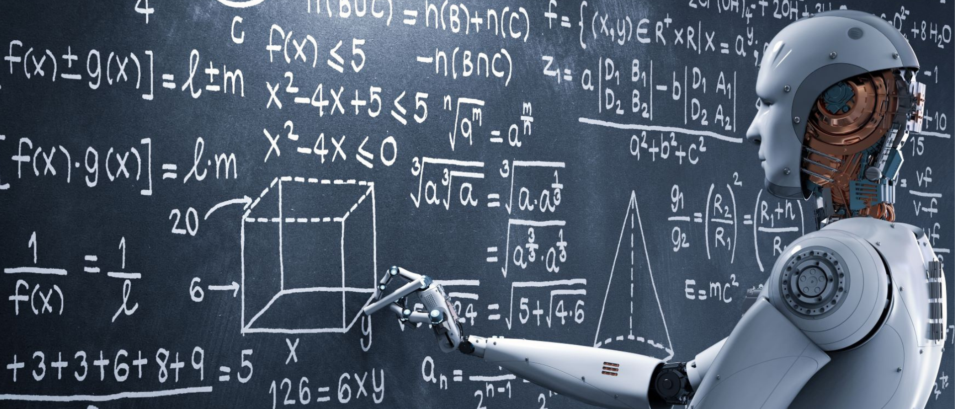 Roboter zeichnet auf einer vollgeschriebenen Tafel