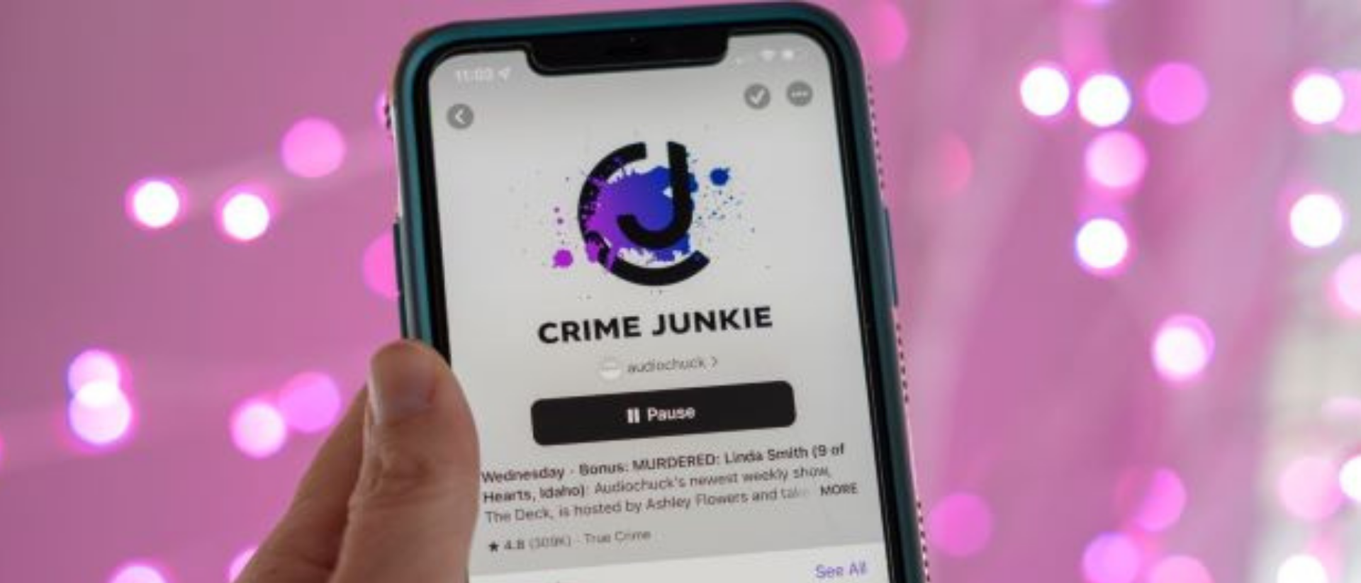 Handy auf dem eine Truecrime Podcast Folge angezeigt wird