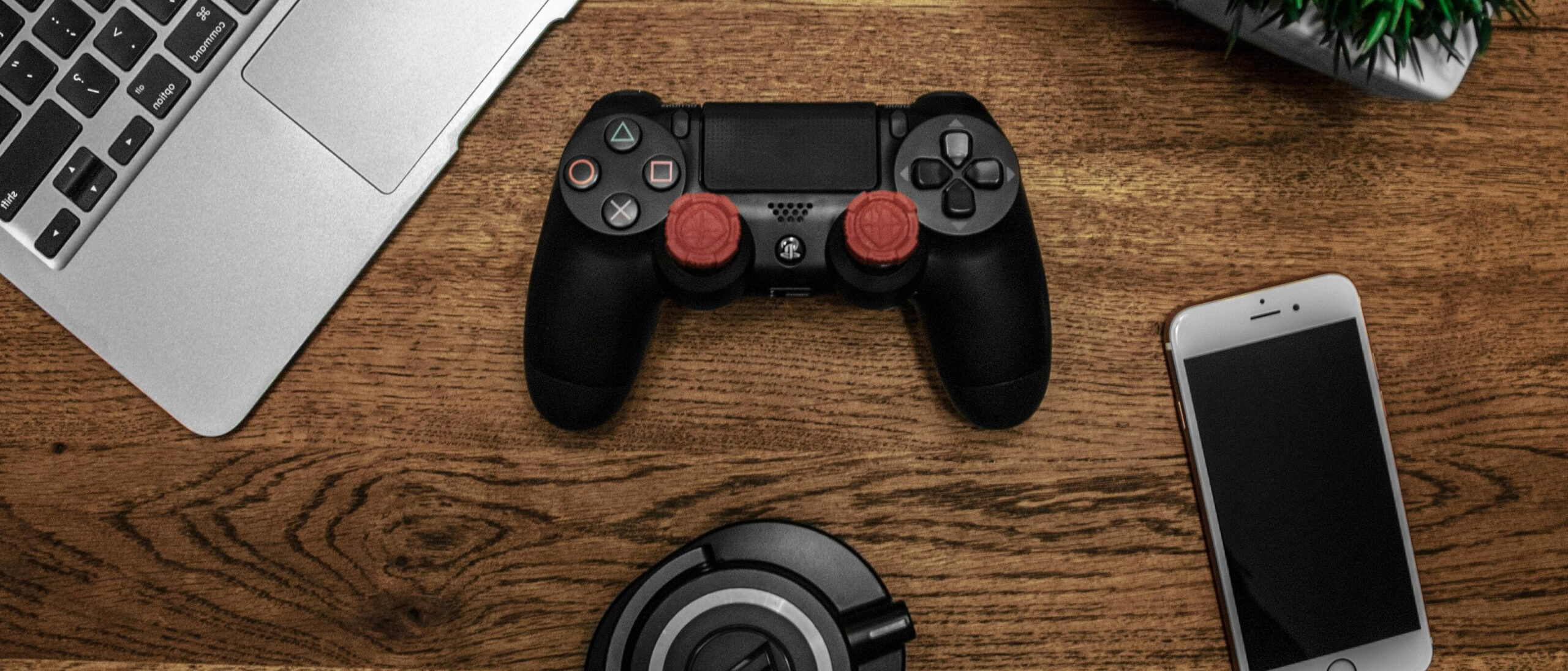 Spielkonsole liegt auf einem Tisch