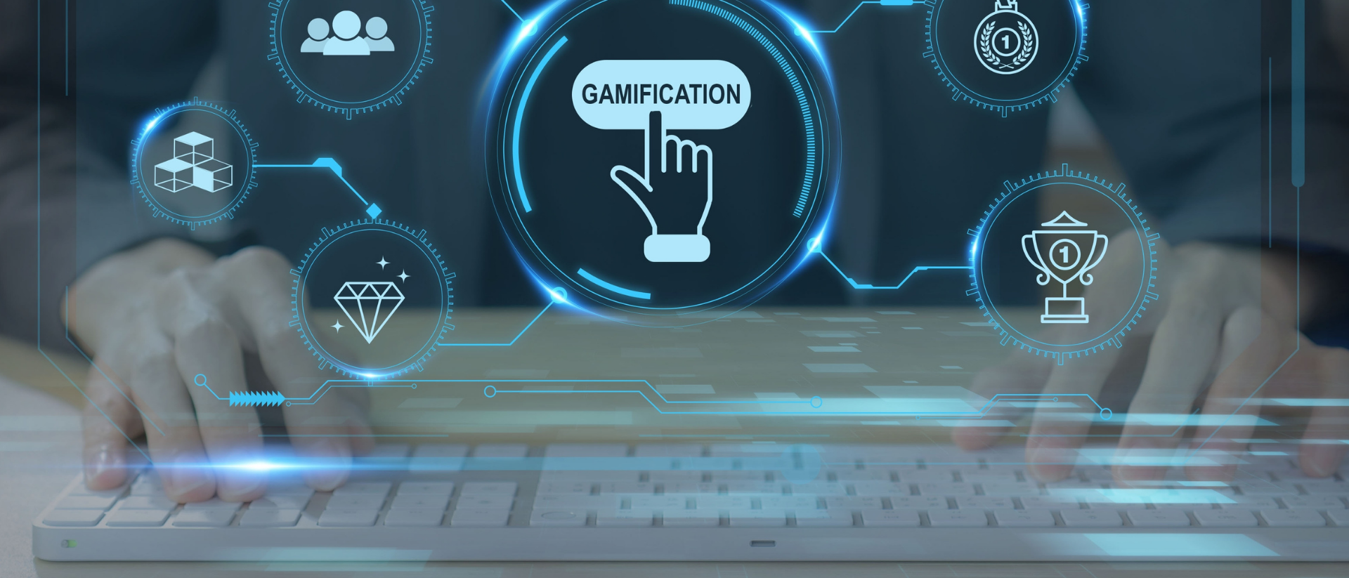 Eine Tastatur auf der Hände liegen im Hintergrund. Darüber gelegt der Auszug aus einem Gaming-Screen.