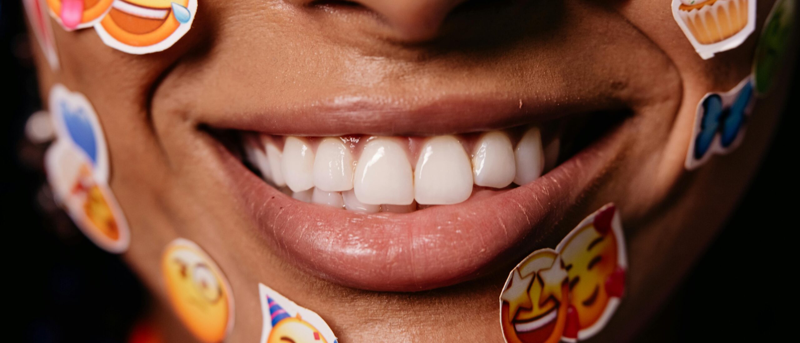 Gesicht, das mit Emoji-Stickern beklebt ist