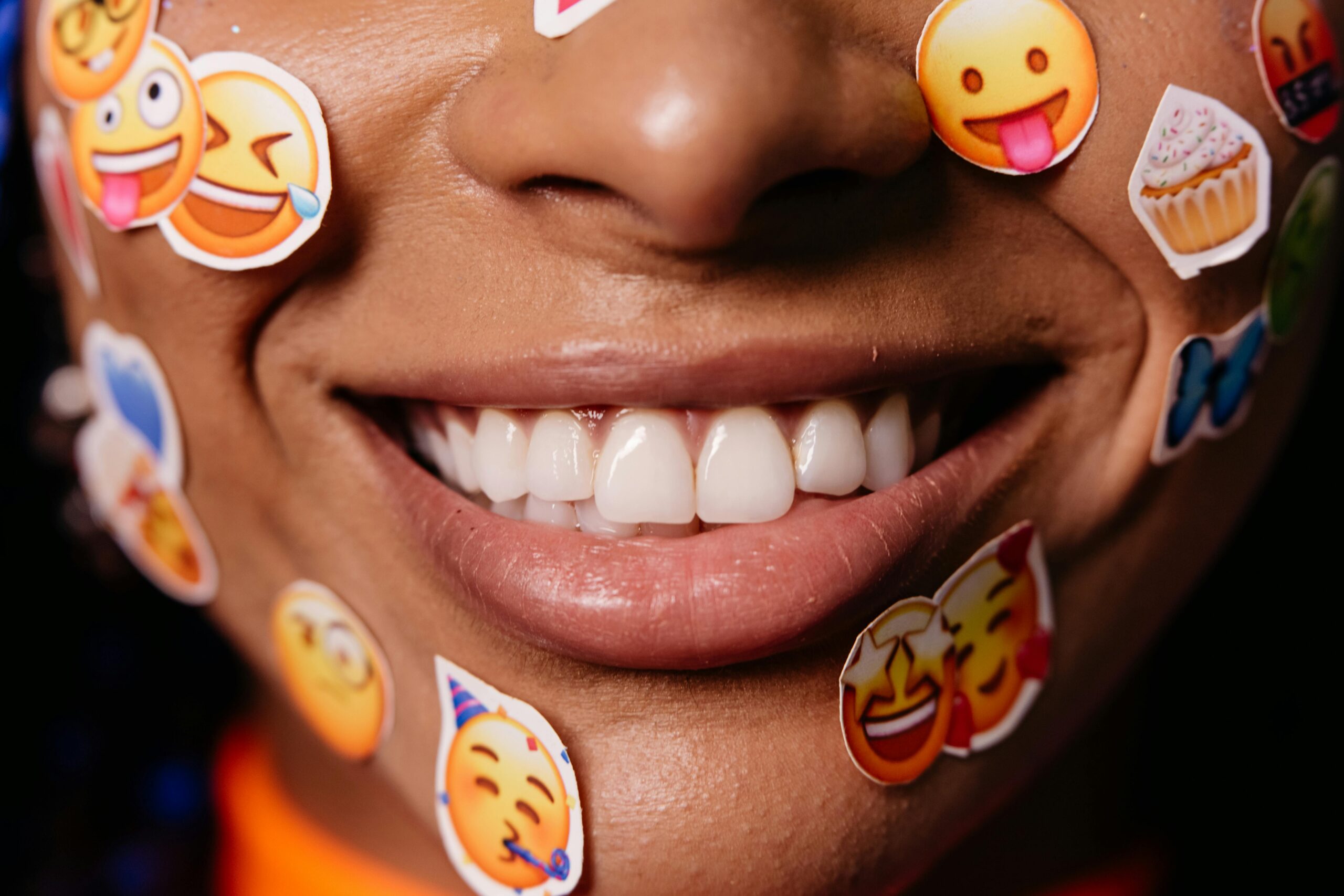 Gesicht, das mit Emoji-Stickern beklebt ist