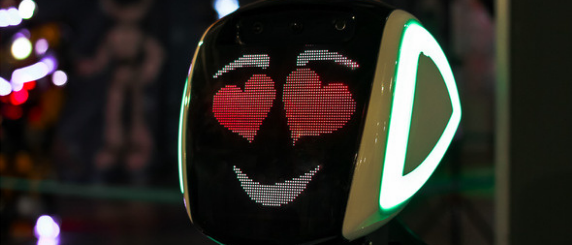 Kopf eines Roboters, der statt Augen zwei Herzen hat