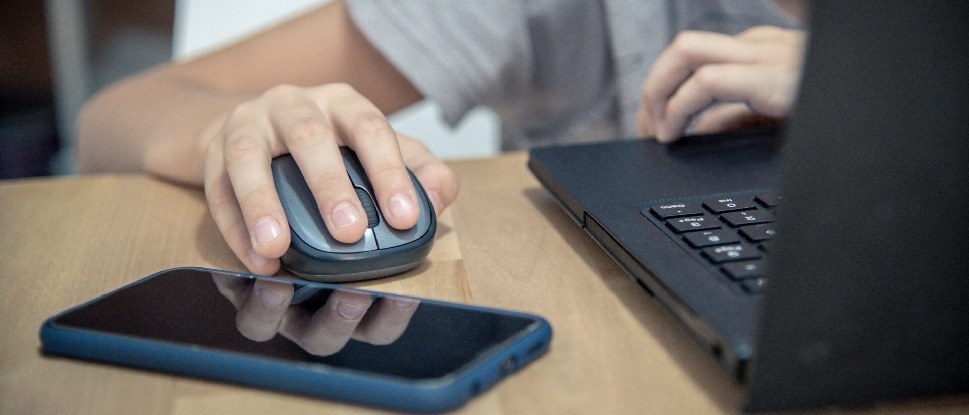Jugendlicher vor dem Laptop