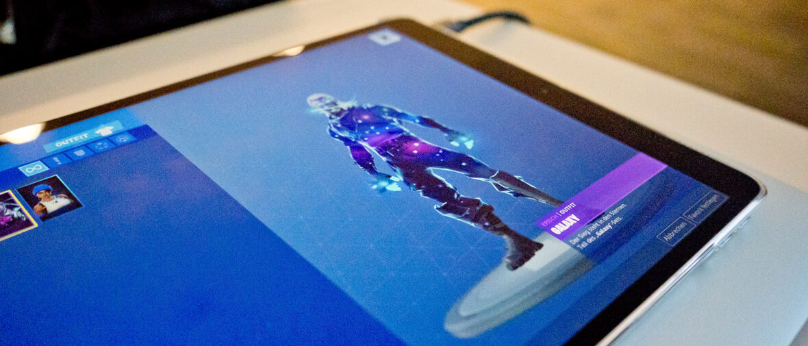 Tablet-Screen auf dem ein Auszug von Fortnite zu sehen ist