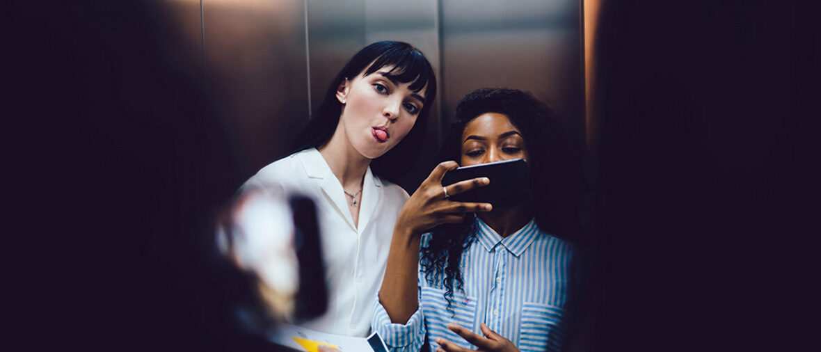 Zwei junge Frauen machen gemeinsam ein Selfie