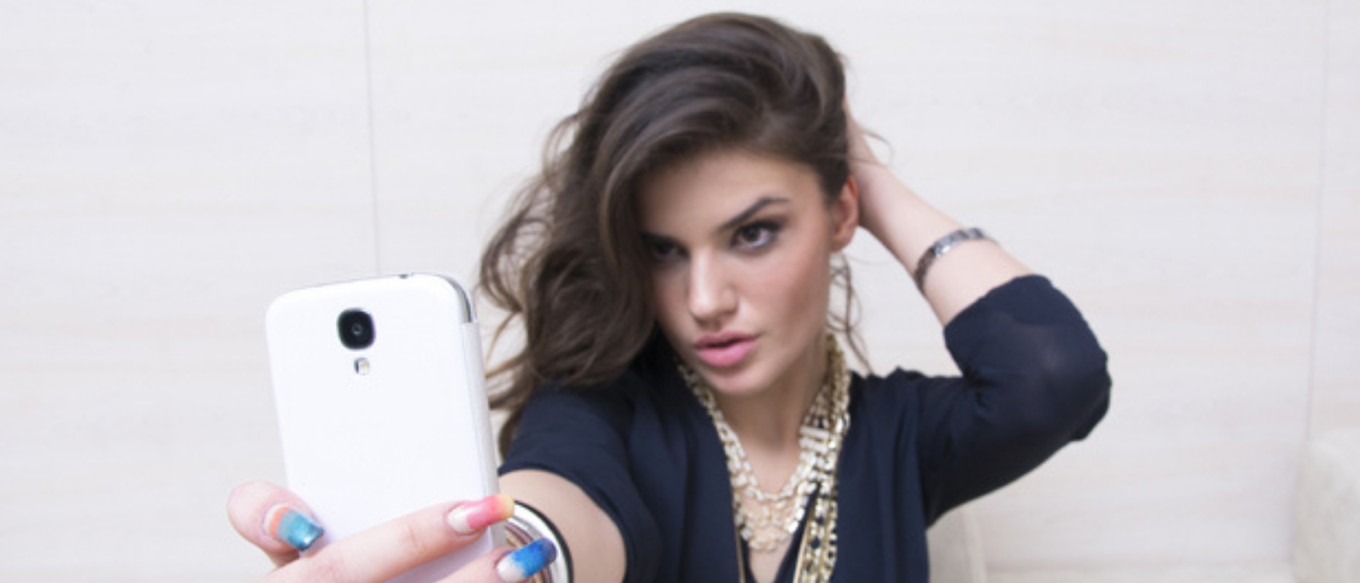 Jugendliche macht ein Selfie und schaut dabei sexy in die Kamera