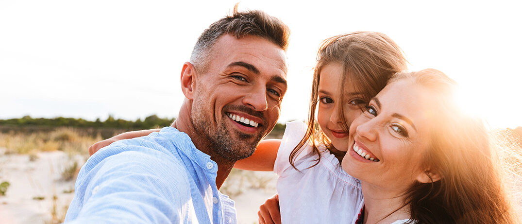 Vater, Mutter und Kind machen zusammen ein Selfie