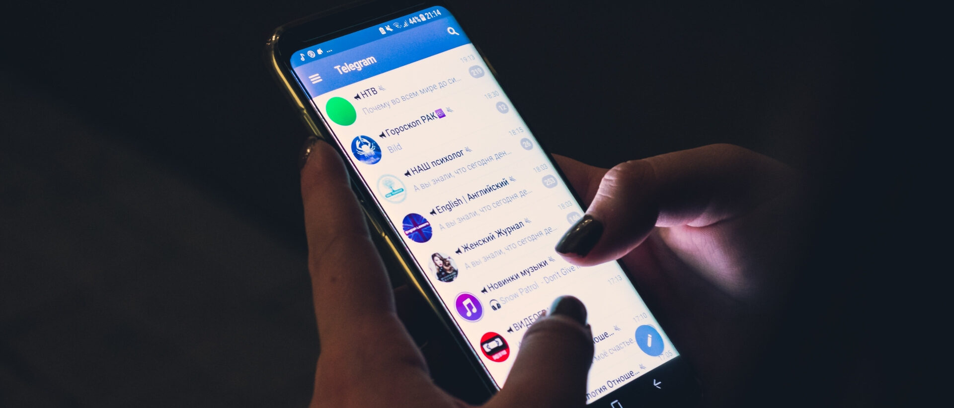 Auf einem Handy sieht man einen offenen Telegram App mit vielen Chats