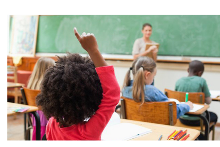 Kinder sitzen im Unterricht.