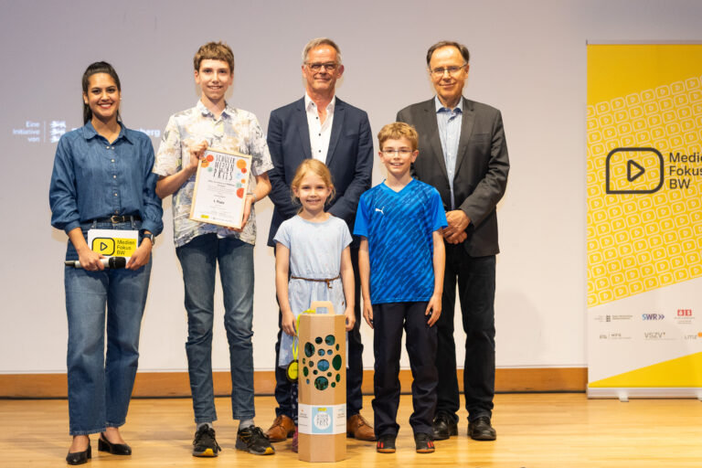 Platz 1 der Alterskategorie 6- 12 Jahre mit Moderatorin Sukhmani Nagi, Rudi Hoogvliet und Carl Bergengruen