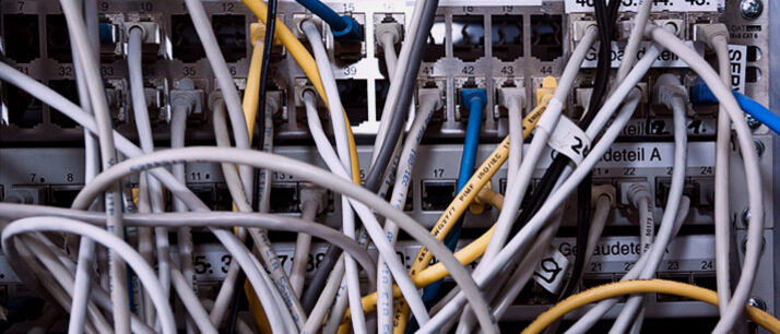 Ein Serverausschnitt mit vielen Kabeln