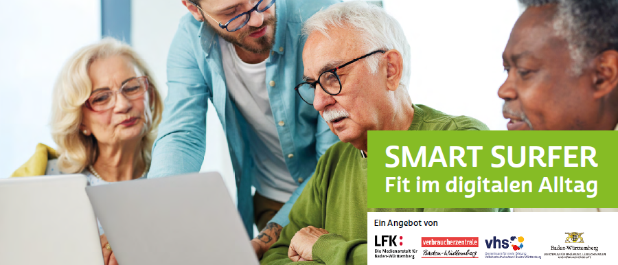 Postkarte Smart Surfer mit Senioren und einem jungen Mann am Laptop