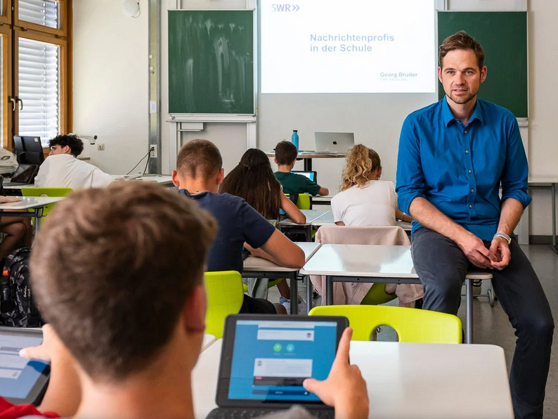 Schulklasse mit Schülern am Tablet