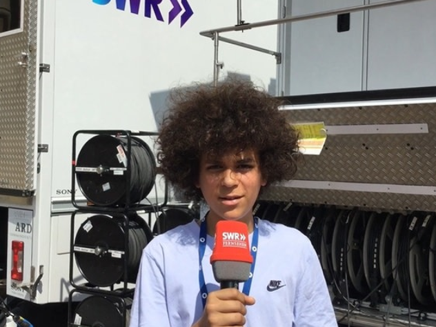 Bursche am Moderieren einer Nachrichtenshow