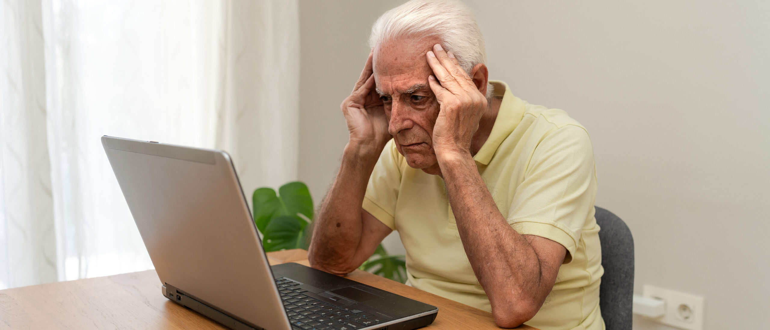 alter mann überfordert am laptop