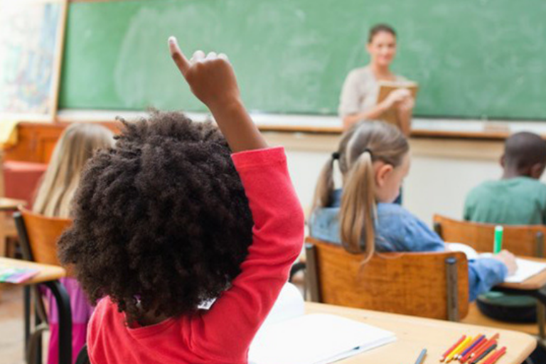 Kinder sitzen im Unterricht.