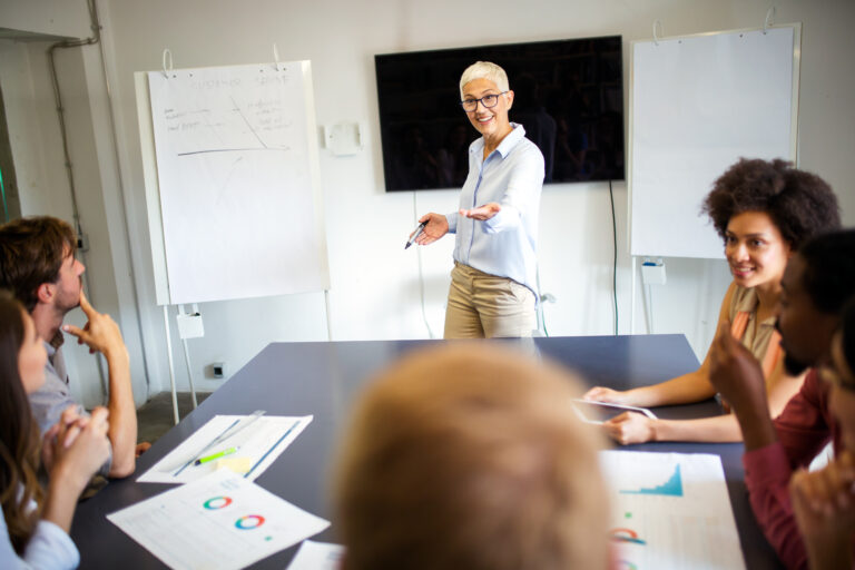 Eine kleine Gruppe Menschen, die gemeinsam arbeiten