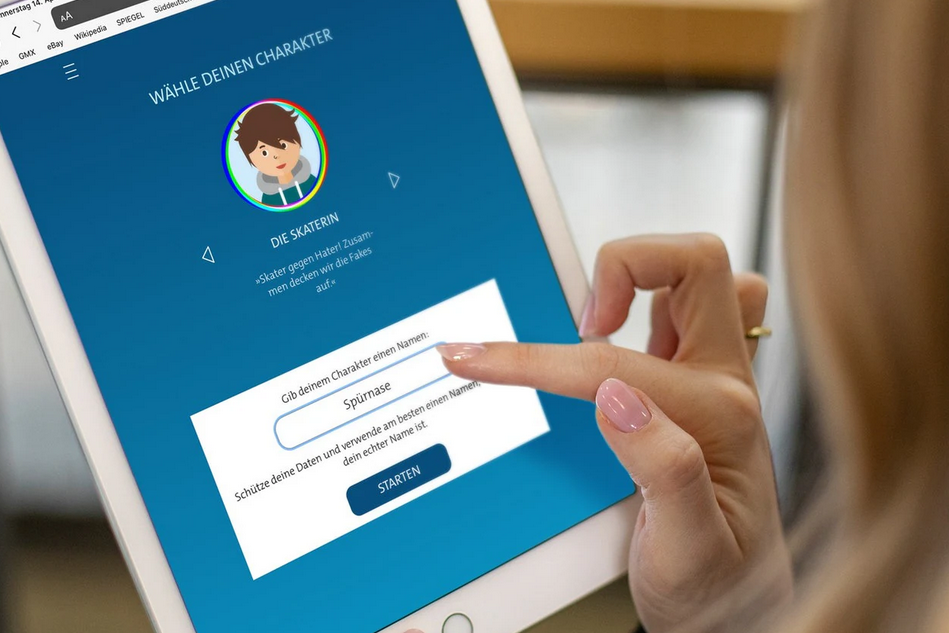 Tablet mit Fakefinder-Spiel