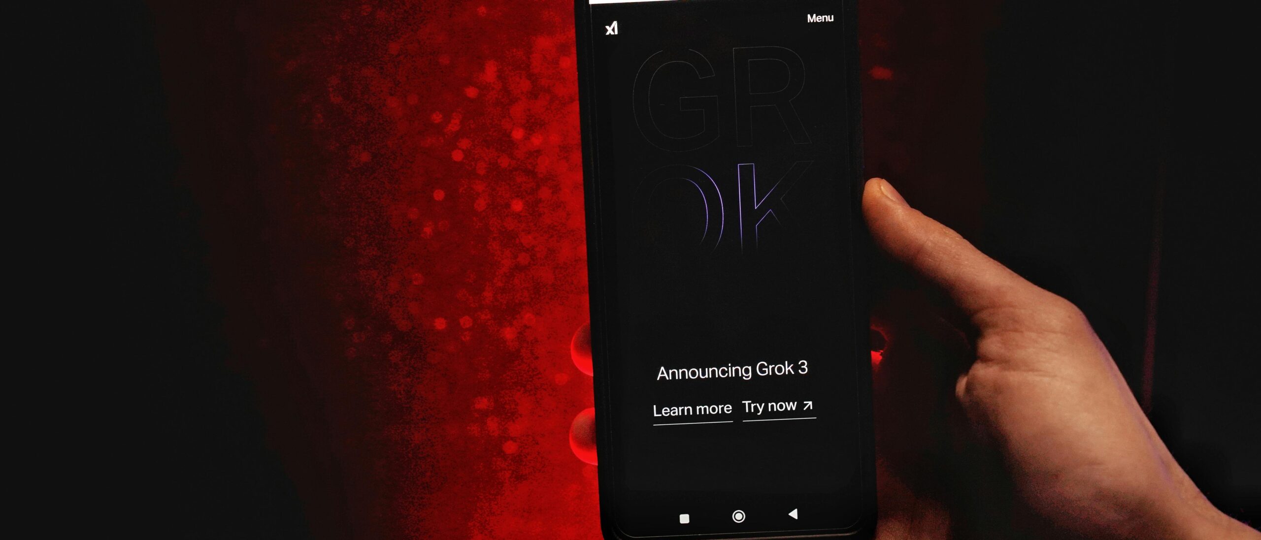 Vor einem dunklen HIntergrund sieht man eine Hand die ein Handy hält auf dem Grok geöffnet wird.