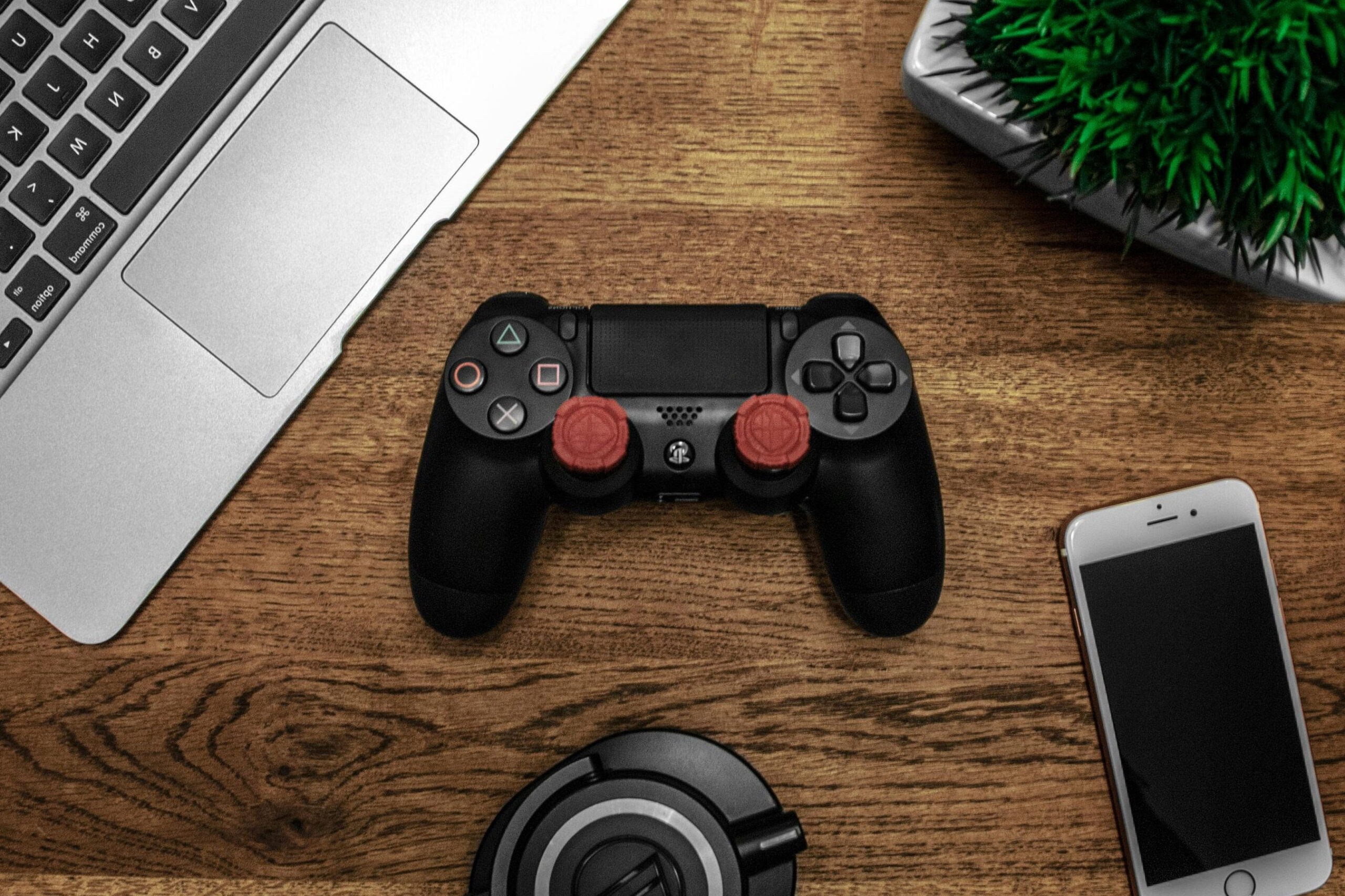 Spielkonsole liegt auf einem Tisch