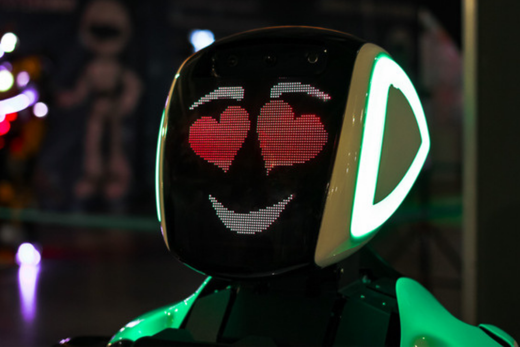 Kopf eines Roboters, der statt Augen zwei Herzen hat