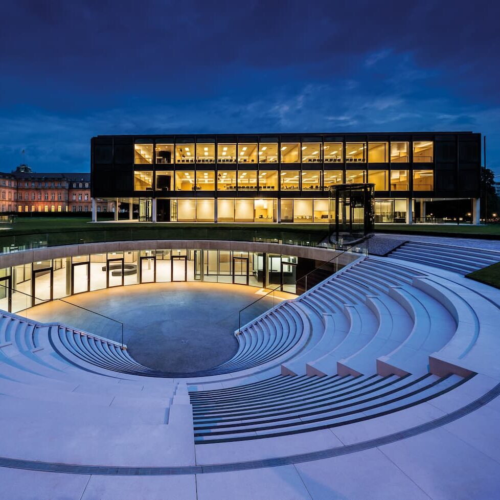Foto vom Landtag Baden-Württemberg bei Nacht. In den Fenstern leuchtet Licht.