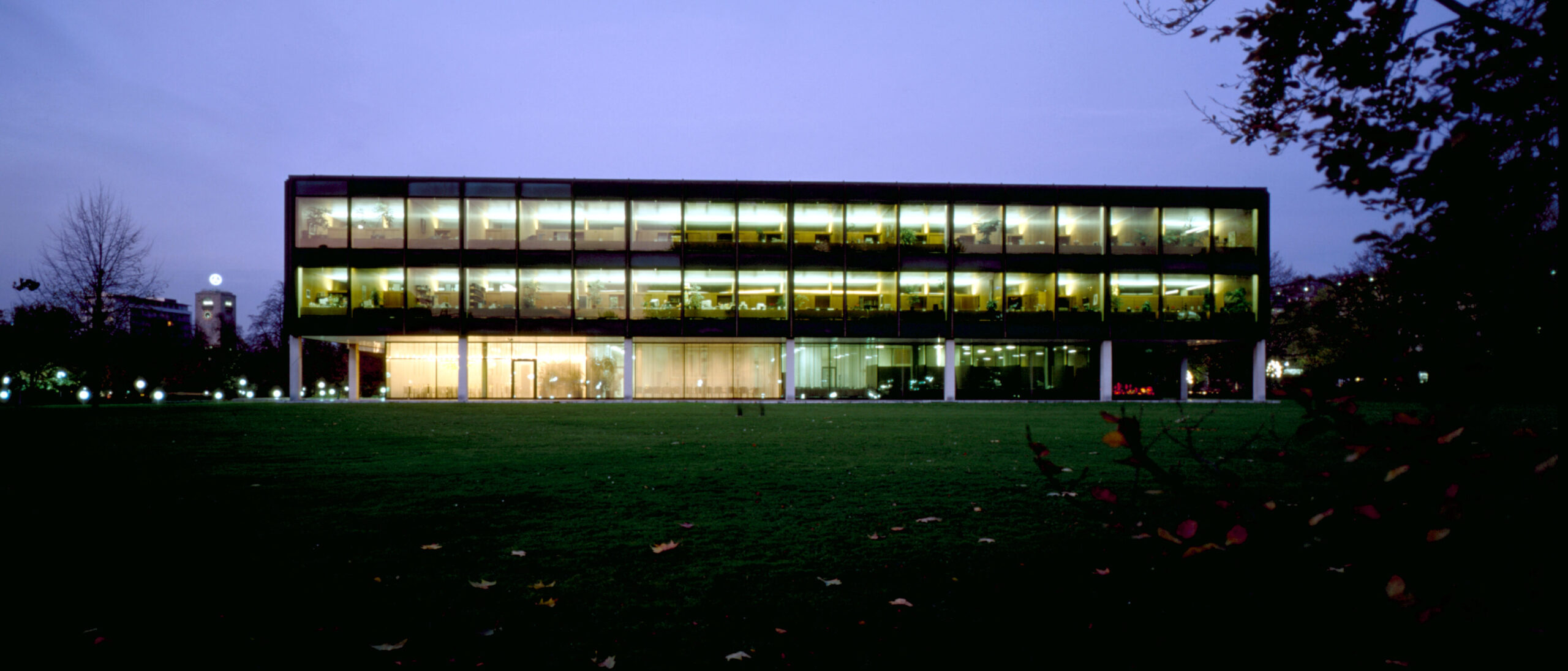 Haus des Landtages von Baden-Württemberg in Stuttgart. Es zeigt die Die Rückansicht bei Nacht.
