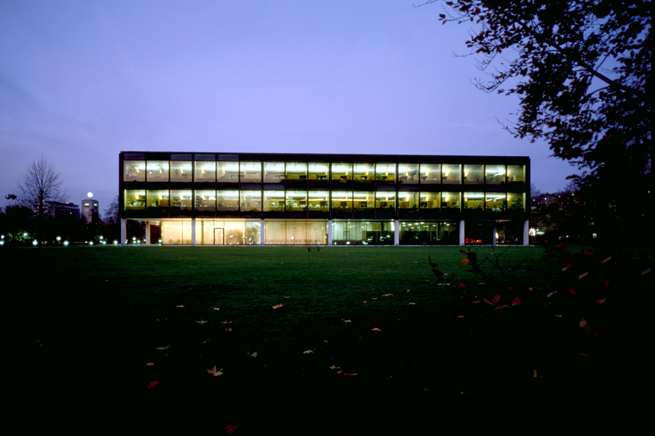 Die Rückansicht des Haus des Landtags bei Nacht im Herbst.