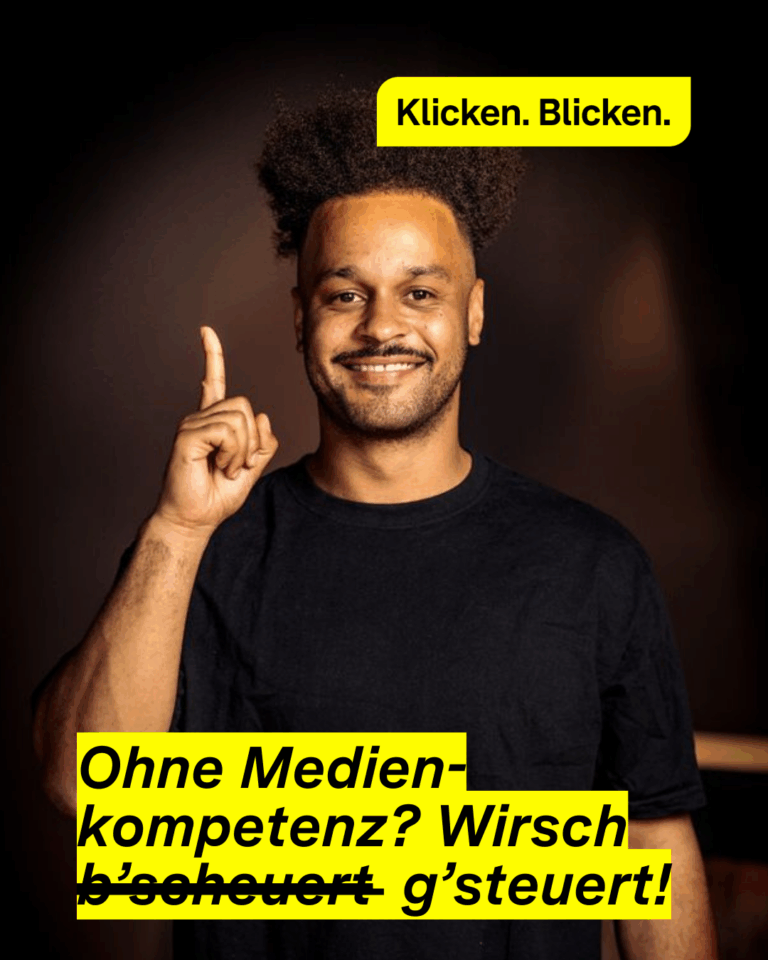Ein Protrait von Cossu, auf dem er lächelt und den Zeigenfinger hoch hält. Darauf steht: Ohne Medien-kompetenz? Wirsch b’scheuert (durgestrichen) g’steuert!