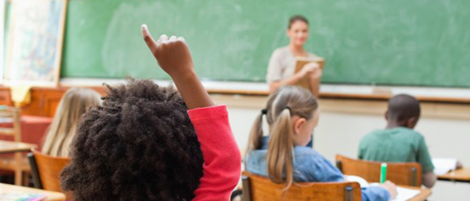 Kinder sitzen im Unterricht.