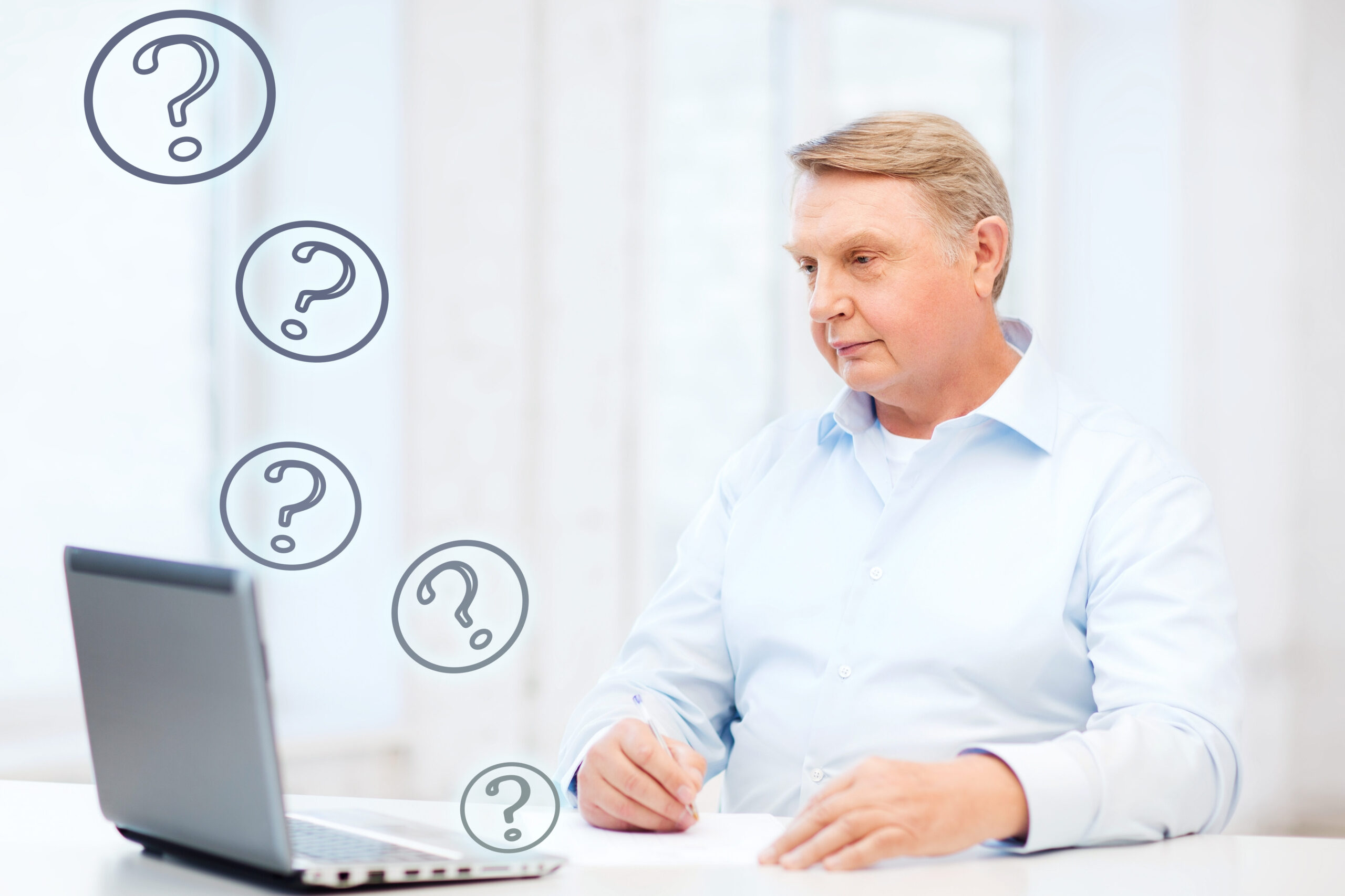 älterer Mann am Rechner. Er schaut verwirrt und Fragezeichen Icons schweben in der Luft.