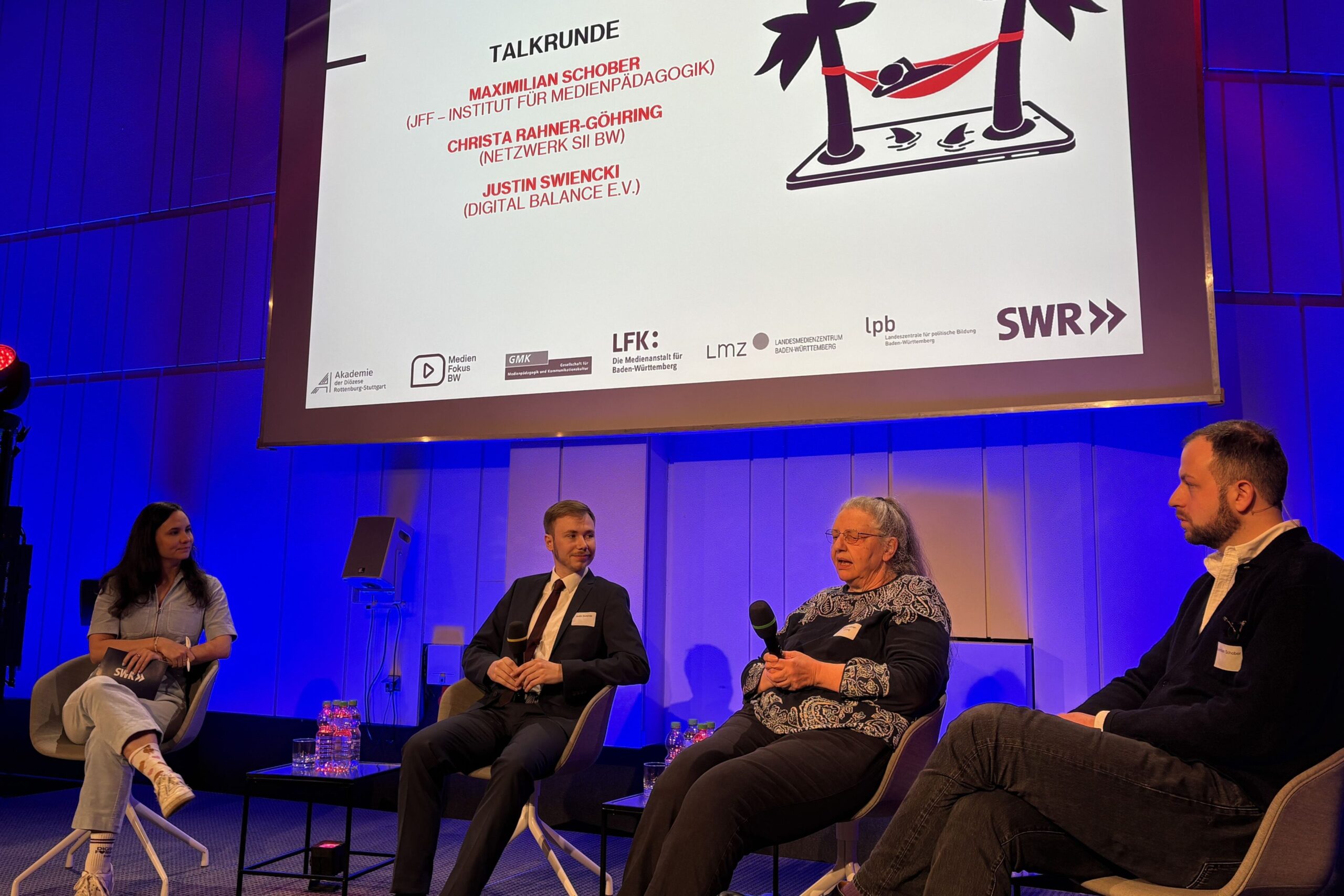 Auf der Bühne beim SWR sitzen neben der Moderatorin Christa Rahner-Göhring, Vorstandsmitglied Netzwerk sii Baden-Württemberg, Maximilian Schober vom JFF – Institut für Medienpädagogik Justin Swiencki von Digital Balance e.V.