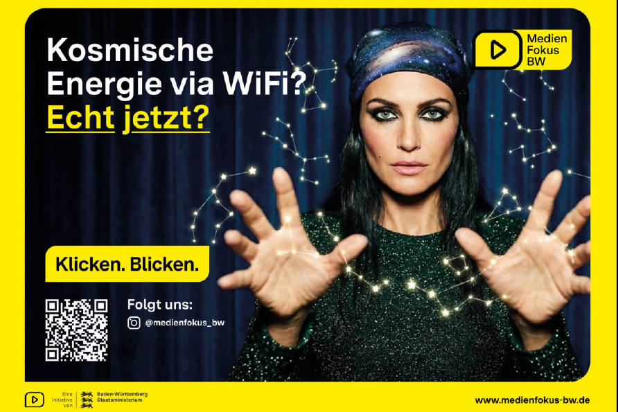 Ein Plakat auf dem eine Wahrsagerin ihre Hände aufhält als würde sie eine Kugel halten. Darauf steht: Kosmische Energie via WiFi? Echt jetzt?