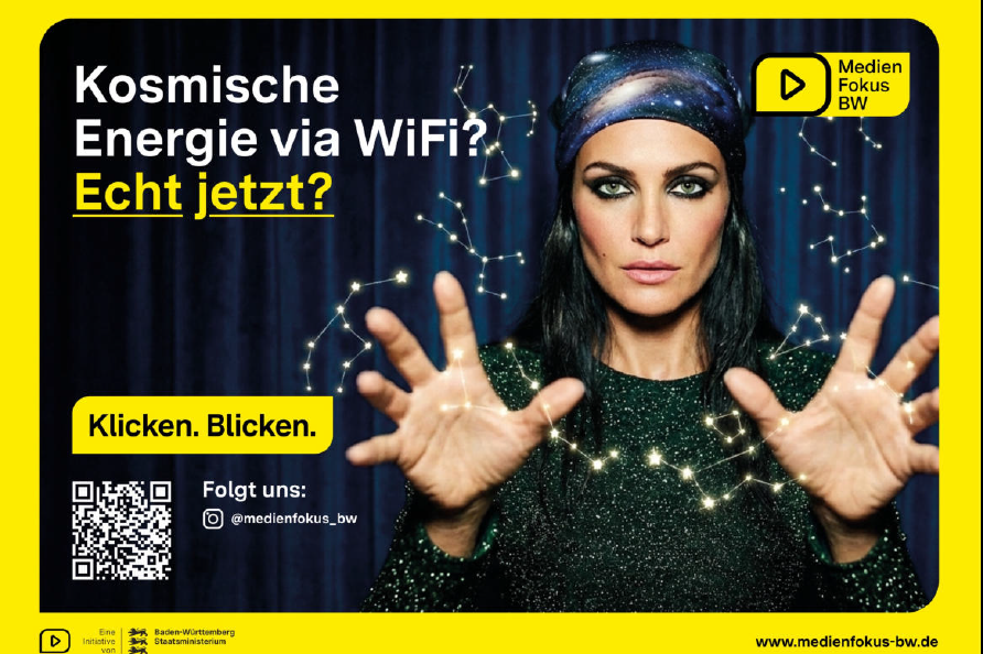Ein Plakat auf dem eine Wahrsagerin ihre Hände aufhält als würde sie eine Kugel halten. Darauf steht: Kosmische Energie via WiFi? Echt jetzt?