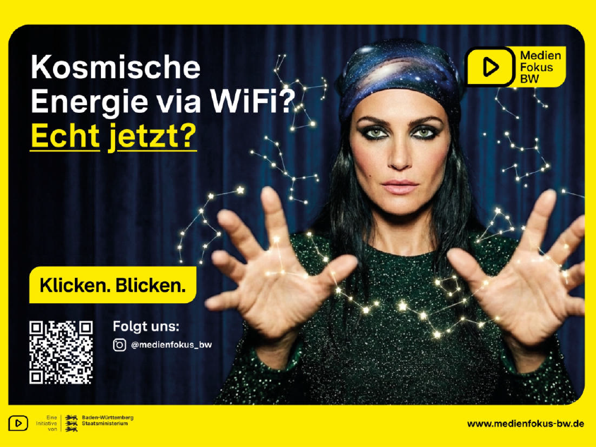 Ein Plakat auf dem eine Wahrsagerin ihre Hände aufhält als würde sie eine Kugel halten. Darauf steht: Kosmische Energie via WiFi? Echt jetzt?