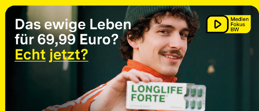 Ein Plakat auf dem ein junger Mann eine Pillenpalkung in die Kamera hält und grinst. Darauf steht: Das ewige Leben für 69,99 Euro? Echt jetzt?