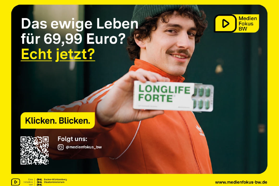 Ein Plakat auf dem ein junger Mann eine Pillenpalkung in die Kamera hält und grinst. Darauf steht: Das ewige Leben für 69,99 Euro? Echt jetzt?