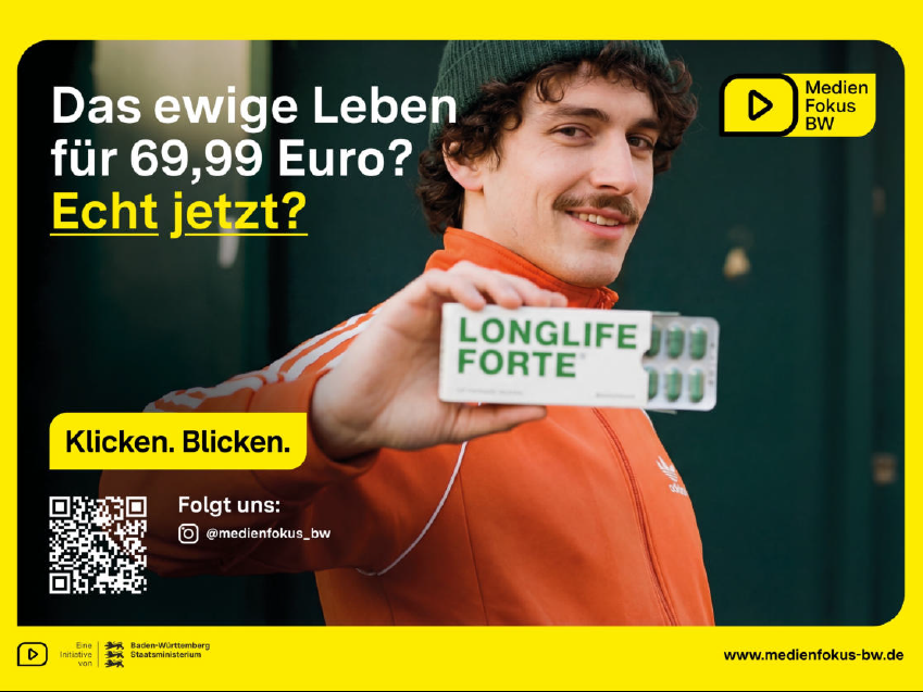 Ein Plakat auf dem ein junger Mann eine Pillenpalkung in die Kamera hält und grinst. Darauf steht: Das ewige Leben für 69,99 Euro? Echt jetzt?