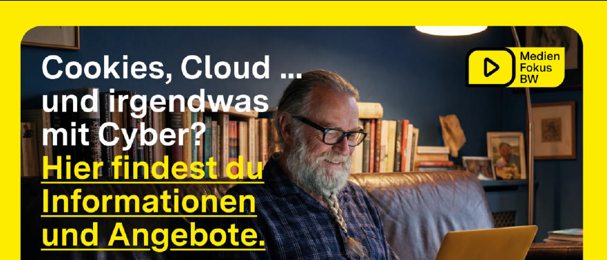Ein Plakat auf dem ein älterer Herr mit seinem Laptop auf dem Schoß auf dem Sofa sitzt. Darauf steht: Cookies, Cloud und irgendwas mit Cyber? Hier findest du Informationen und Angebote.