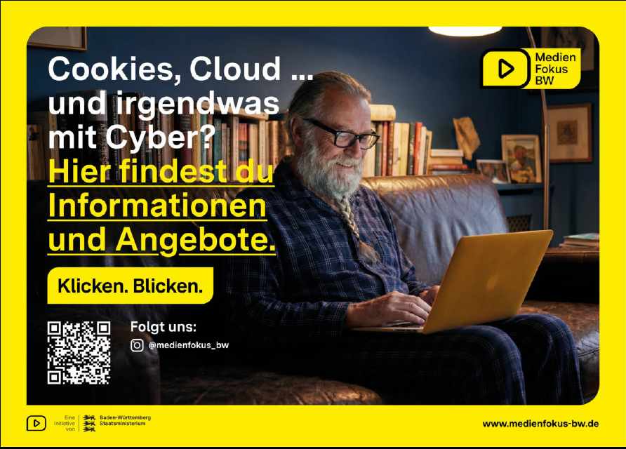 Ein Plakat auf dem ein älterer Herr mit seinem Laptop auf dem Schoß auf dem Sofa sitzt. Darauf steht: Cookies, Cloud und irgendwas mit Cyber? Hier findest du Informationen und Angebote.