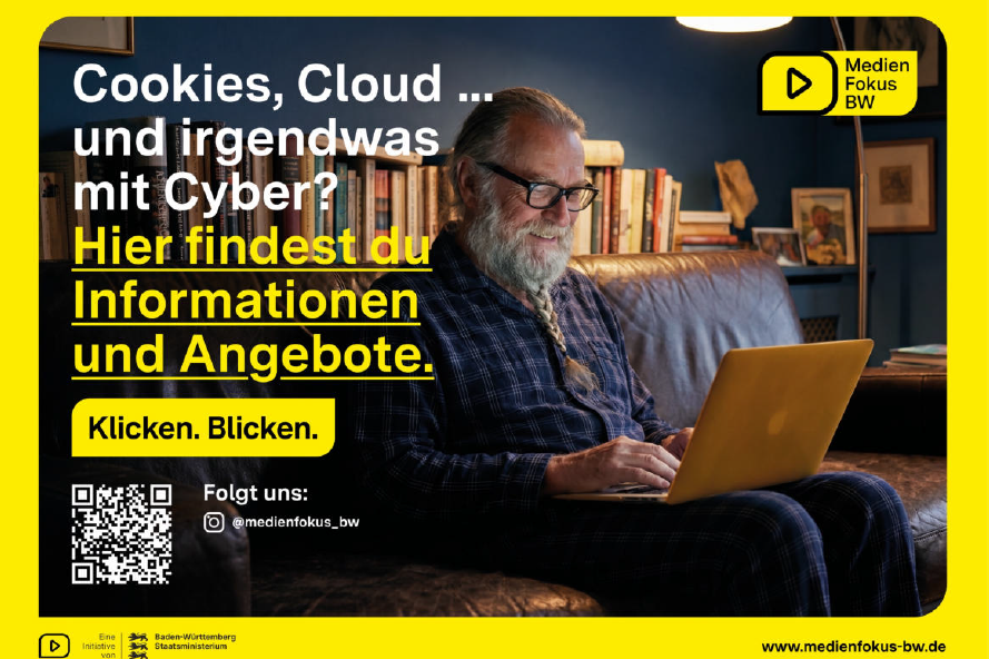 Ein Plakat auf dem ein älterer Herr mit seinem Laptop auf dem Schoß auf dem Sofa sitzt. Darauf steht: Cookies, Cloud und irgendwas mit Cyber? Hier findest du Informationen und Angebote.