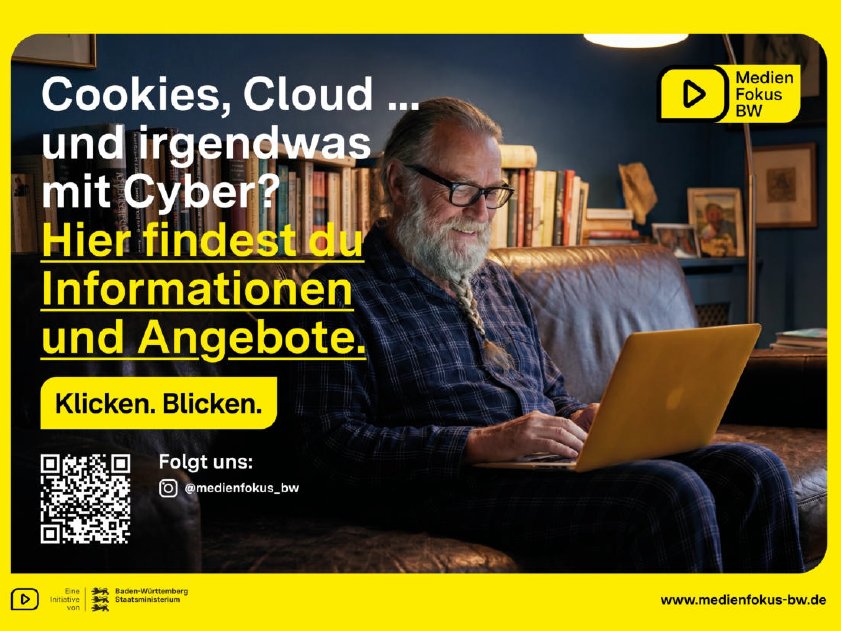 Ein Plakat auf dem ein älterer Herr mit seinem Laptop auf dem Schoß auf dem Sofa sitzt. Darauf steht: Cookies, Cloud und irgendwas mit Cyber? Hier findest du Informationen und Angebote.