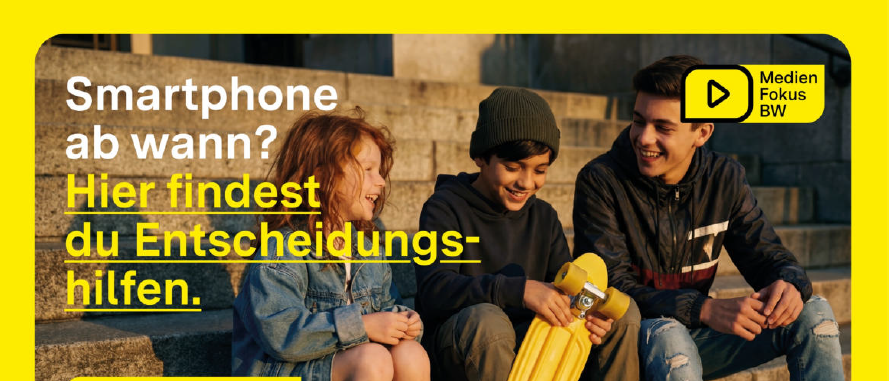 Ein Plakat auf dem drei Kinder in unterschiedlichen Altersstufen sitzen und gemeinsam miteinander lachen. darauf steht: Smartphone ab wann? hier findest du Entscheidungshilfen.