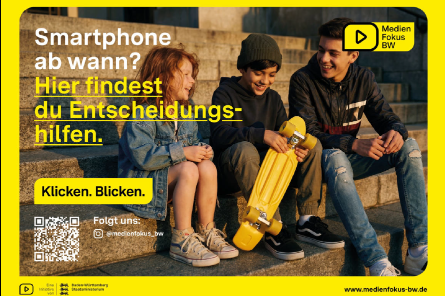 Ein Plakat auf dem drei Kinder in unterschiedlichen Altersstufen sitzen und gemeinsam miteinander lachen. darauf steht: Smartphone ab wann? hier findest du Entscheidungshilfen.