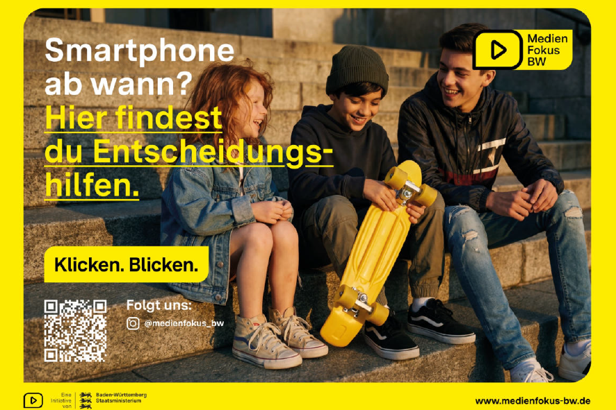 Ein Plakat auf dem drei Kinder in unterschiedlichen Altersstufen sitzen und gemeinsam miteinander lachen. darauf steht: Smartphone ab wann? hier findest du Entscheidungshilfen.