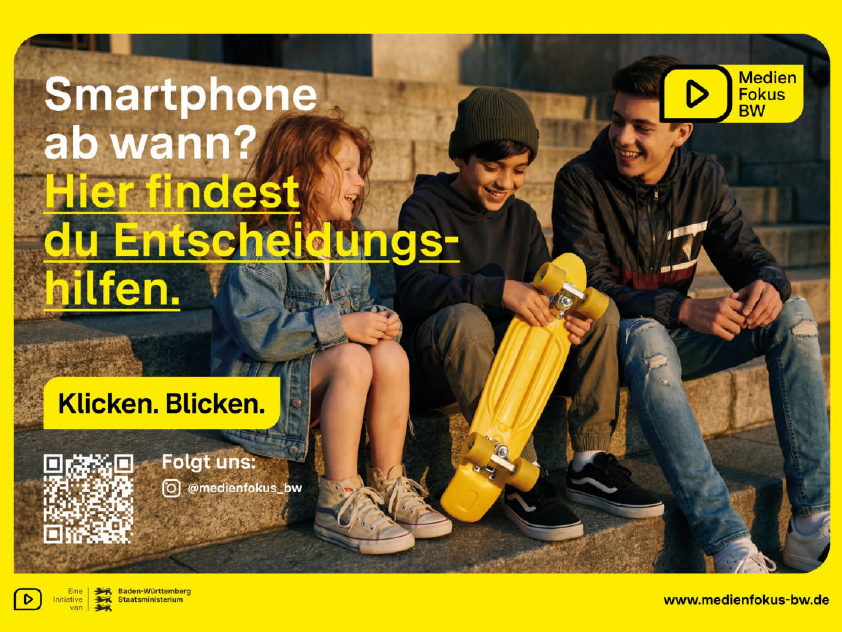 Ein Plakat auf dem drei Kinder in unterschiedlichen Altersstufen sitzen und gemeinsam miteinander lachen. darauf steht: Smartphone ab wann? hier findest du Entscheidungshilfen.