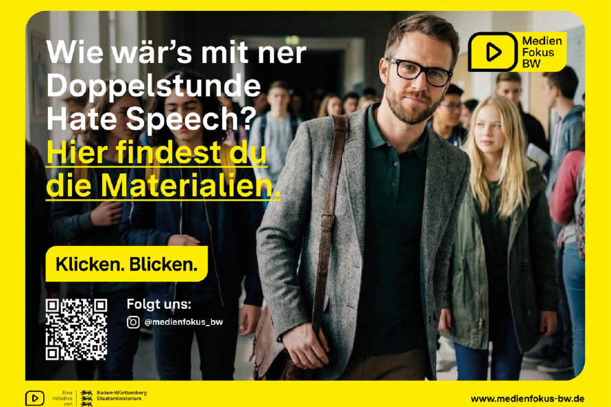 Ein Plakat mit einem Lehrer, der einen Flur entlang läuft. Darauf steht: Wie wär's mit ner Doppelstunde Hate Speech?