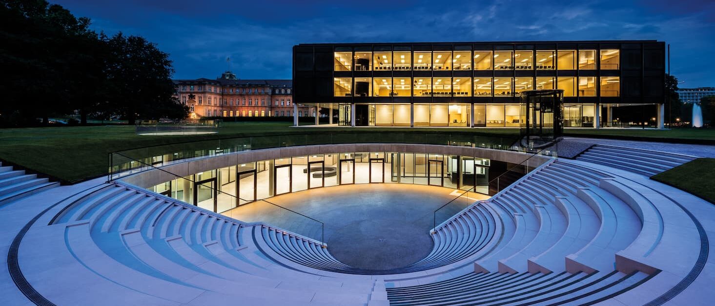 Foto vom Landtag Baden-Württemberg bei Nacht. In den Fenstern leuchtet Licht.