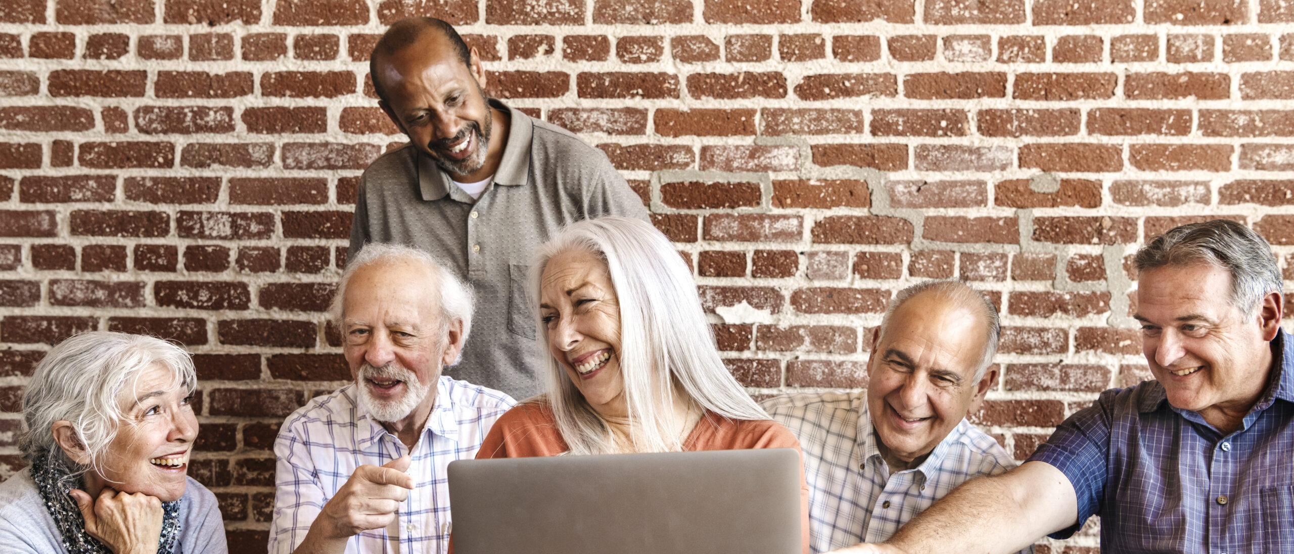 Fröhliche ältere Menschen beim Surfen im Internet